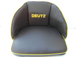 Sitzpolster Sitzkissen braun für Deutz Traktor Logo gestickt Kunstleder 32 cm