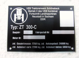 N° 93 - Plaque signalétique IFA Fortschritt ZT 300-C, aluminium anodisé, fabricant : Schönebeck, RDA