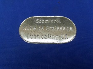 N° 13 - Plaque signalétique pour réservoir d'huile de lubrification, en relief profond, pour Lanz Bulldog, non en laiton