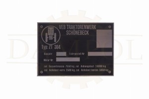 N° 60 Plaque signalétique  « VEB TRAKTORENWERK SCHÖNEBECK », type ZT 304, aluminium dépoli