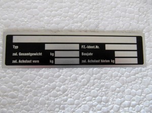 N° 53 Plaque signalétique universelle vierge  pour tracteurs IFA, remorques HW 60/80 et remorques de chantier, aluminium anodisé