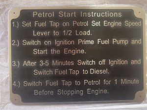 N° 149 - Panneau "Petrol Start Instructions" « Instructions de démarrage à essence » pour Lanz Bulldog, Ursus, Pampa, en aluminium gravé