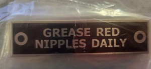 N° 150 - Panneau "Grease red..." « Rouge graisse… » pour Lanz Bulldog, Ursus, Pampa, aluminium, gravé